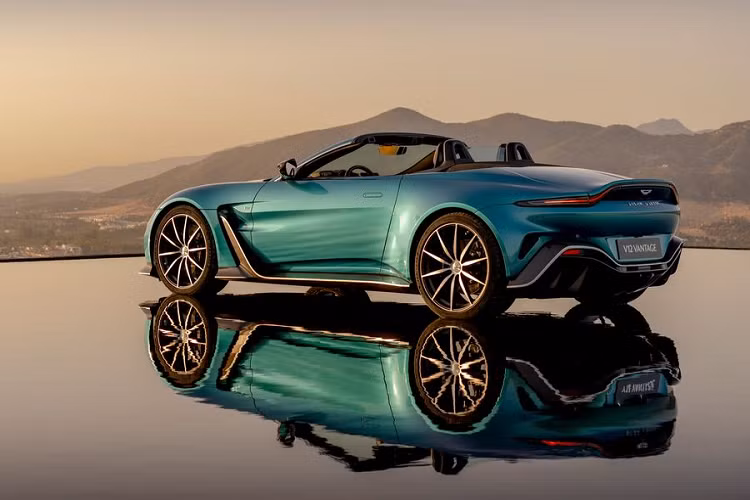 Siêu xe Aston Martin V12 Vantage Roadster được ra mắt với tư cách là mẫu xe cuối cùng được trang bị khối động cơ V12 của hãng siêu xe Anh Quốc. 