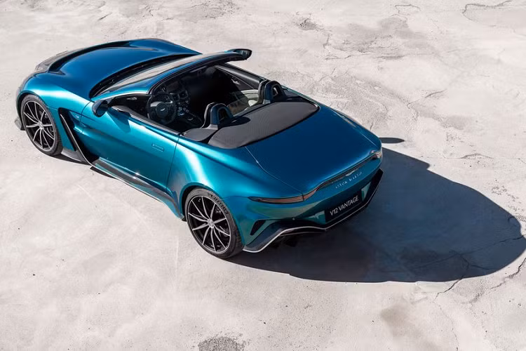 So với phiên bản sử dụng khối động cơ V8, V12 Vantage Roadster sở hữu ngoại thất hầm hố hơn. Hầu hết chi tiết ốp ngoại thất đều làm từ sợi carbon. Ở phía trước phần thân được làm rộng hơn với khe gió nhỏ ở hai bên cản trước, hốc gió trung tâm lớn hơn, liên kết với một hốc gió cỡ lớn trên nắp ca-pô.