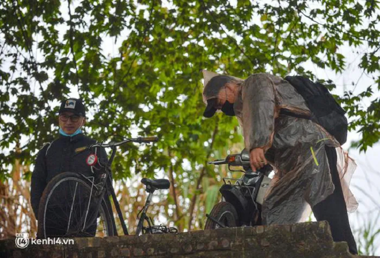 Nguoi Ha Noi ru nhau tam 'tien' giua bai song Hong trong gia ret duoi 13 do-Hinh-7