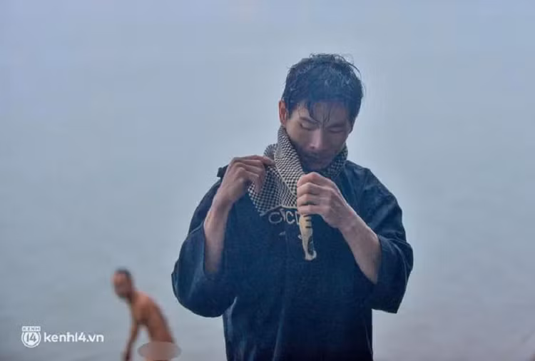 Nguoi Ha Noi ru nhau tam 'tien' giua bai song Hong trong gia ret duoi 13 do-Hinh-6