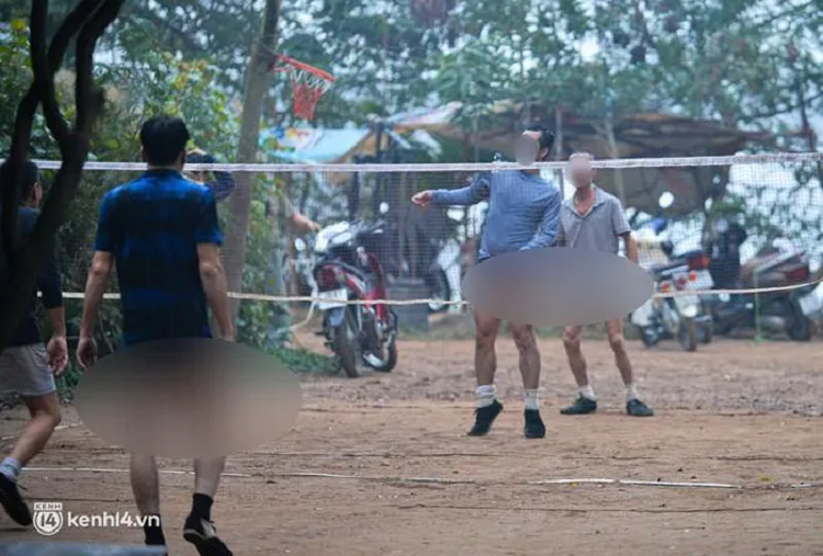 Nguoi Ha Noi ru nhau tam 'tien' giua bai song Hong trong gia ret duoi 13 do-Hinh-4