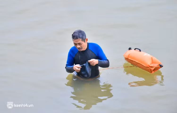 Nguoi Ha Noi ru nhau tam 'tien' giua bai song Hong trong gia ret duoi 13 do-Hinh-3