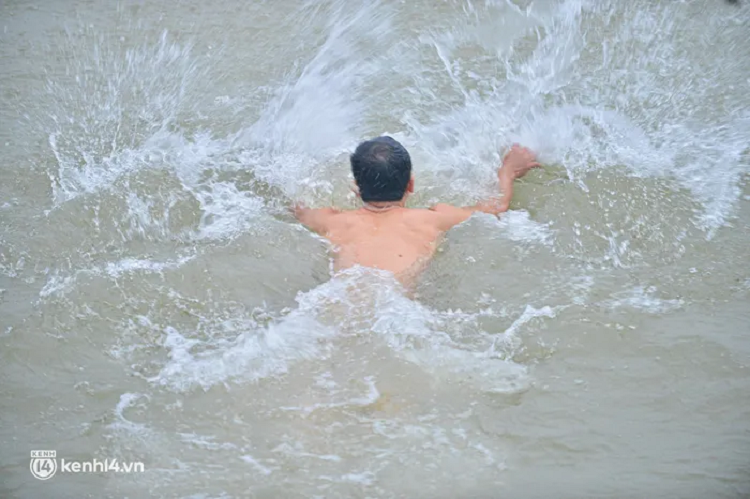 Nguoi Ha Noi ru nhau tam 'tien' giua bai song Hong trong gia ret duoi 13 do-Hinh-2