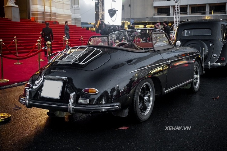 Chiếc 356A Speedster trong bài có ngoại thất màu đen bóng cùng với phần mui màu kem, thiết kế nhỏ gọn và sang trọng của xe cũng là yếu tố thu hút sự quan tâm của dân chơi xe.