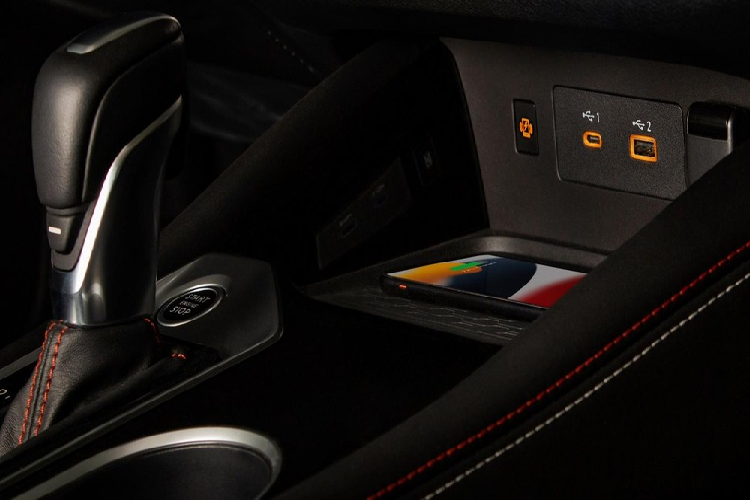 Chưa dừng ở đó, xe còn có gói công nghệ an toàn chủ động Safety Shield 360 tiêu chuẩn. Trong khi đó, gói công nghệ an toàn phức tạp hơn ProPILOT Assist và camera 360 độ chỉ dành cho những bản cao cấp. Nguồn cung cấp sức mạnh cho Nissan Altima 2023 tại thị trường Mỹ là 2 loại động cơ xăng.