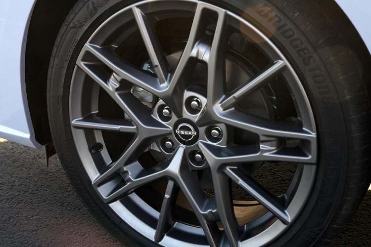 Chưa hết, Nissan Altima 2023 bản SR còn được bổ sung bộ vành hợp kim 19 inch mới với thiết kế đa chấu, sơn màu xám nòng súng hầm hố. Ở bản SV, mẫu sedan cỡ trung này chỉ dùng vành có đường kính 17 inch. Thay đổi còn lại của Nissan Altima 2023 tại thị trường Mỹ chính là màu sơn ngoại thất. Theo đó, xe có thêm 2 màu sơn mới là xám Gray Sky Pearl và đỏ Garnett Pearl Metallic.