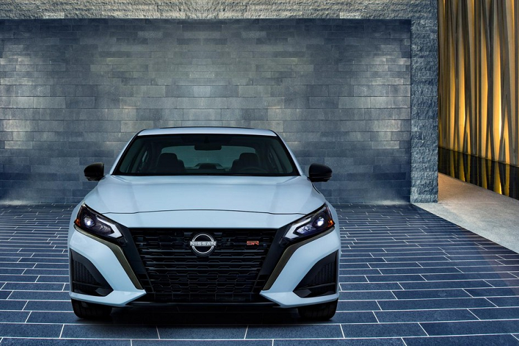 Ở phiên bản mới, mẫu xe sedan Nissan Altima 2023 được cải tiến thiết kế và bổ sung công nghệ nhằm tăng khả năng cạnh tranh với những đối thủ đồng hương như Toyota Camry hoặc Honda Accord. Xe được chia thành 5 bản trang bị, bao gồm S, SV, SR, SL và SR VC-Turbo FWD.