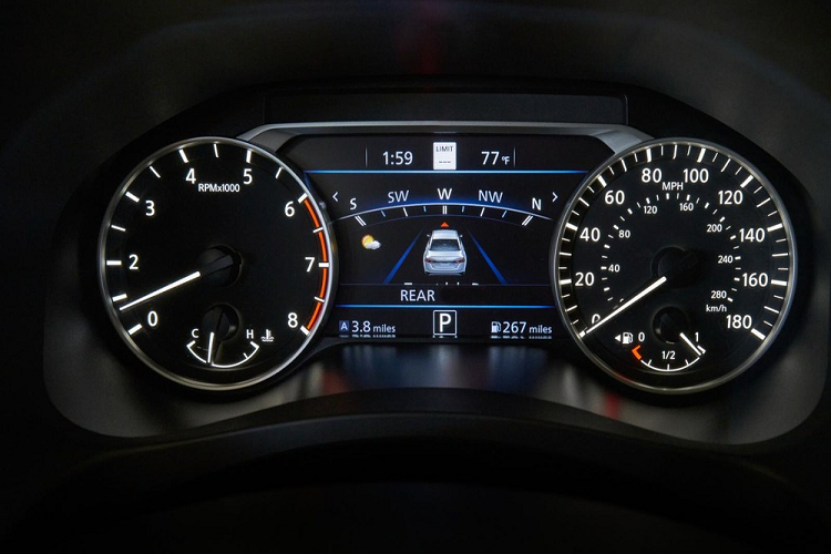 Tùy thuộc vào bản trang bị, Nissan Altima mới sẽ có màn hình 7 inch trong bảng đồng hồ, ghế không trọng lực, ghế lái chỉnh điện 8 hướng, sạc điện thoại thông minh không dây, hệ thống WiFi, dàn âm thanh Bose 9 loa và công nghệ cách âm chủ động. Ghế bọc da và cửa sổ trời 1 mảnh là trang bị tùy chọn của xe.