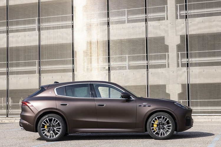 Cụ thể, Maserati Grecale phiên bản Trofeo được trang bị động cơ V6 3.0 lít tăng áp kép sản sinh công suất lên tới 523 mã lực cùng mô-men xoắn 620 Nm. Khả năng tăng tốc của xe khá ấn tượng khi chỉ tốn 3,8 giây để đạt 100 km/h từ vị trí đứng yên. Vận tốc tối đa là 285 km/h.