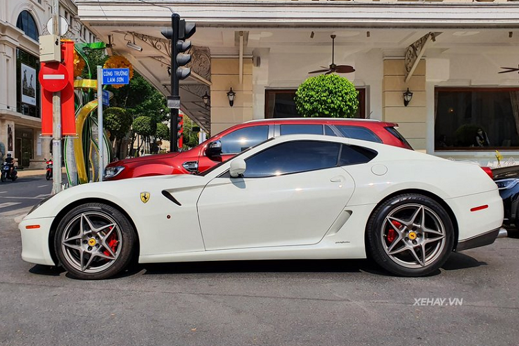 Gầm xe khá cao nên 599 GTB khá dễ thích nghi với đường phố Việt Nam.