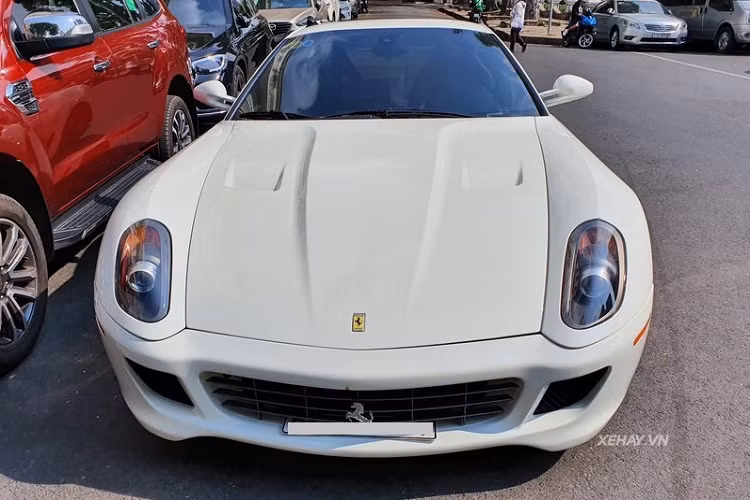 Thiết kế phần đầu xe gây ấn tượng với 3 hốc gió lớn, lưới tản nhiệt đã được sơn đen, nắp ca-pô kéo dài tích hợp cặp khe thoát khí tạo cảm giác hầm hố, mạnh mẽ.