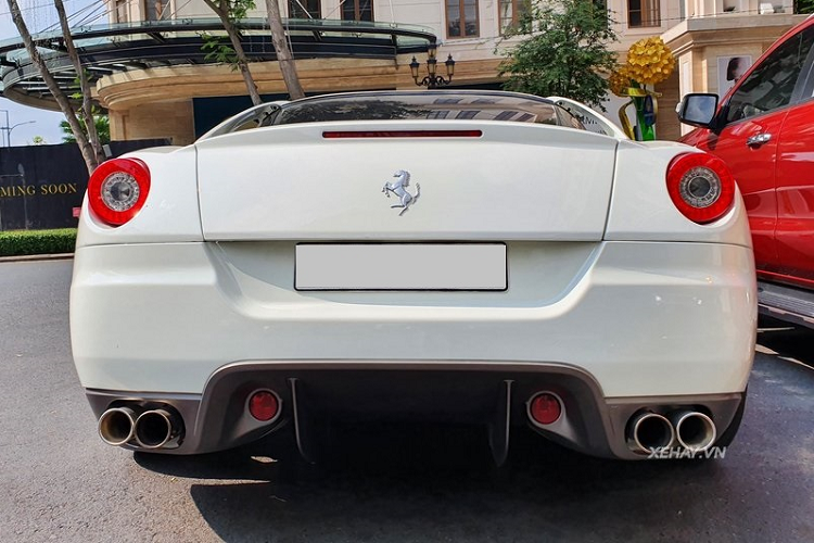 Về nước từ tháng 8/2009, nguyên bản xe có màu sơn đỏ Rosso Corsa đặc trưng, đi kèm mâm đen - siêu xe Ferrari 599 GTB từng thuộc sở hữu của ông Đặng Lê Nguyên Vũ sơn lại thành màu trắng, rồi tiếp tục dán decal màu xanh quân đội lạ mắt.