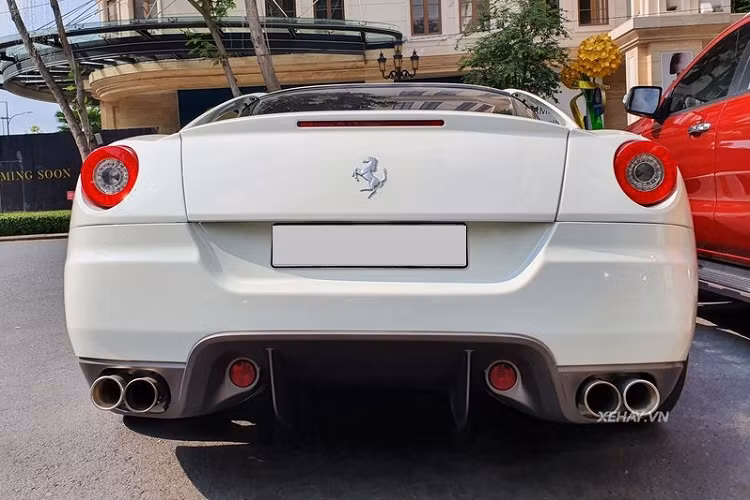 Về nước từ tháng 8/2009, nguyên bản xe có màu sơn đỏ Rosso Corsa đặc trưng, đi kèm mâm đen - siêu xe Ferrari 599 GTB từng thuộc sở hữu của ông Đặng Lê Nguyên Vũ sơn lại thành màu trắng, rồi tiếp tục dán decal màu xanh quân đội lạ mắt.