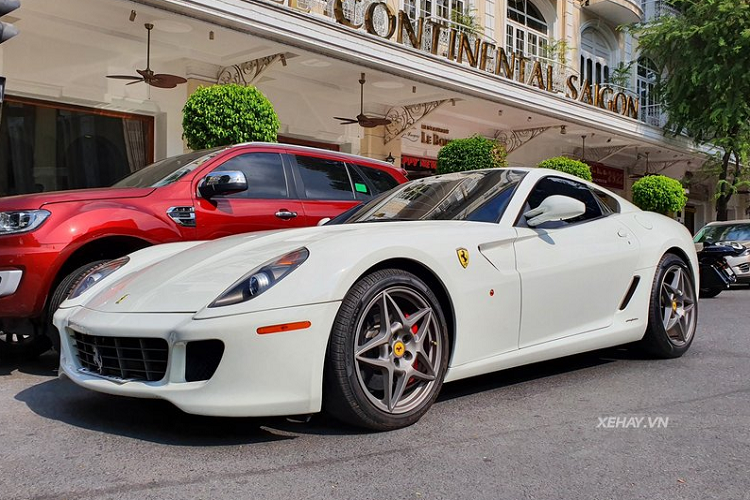 Mới đây, chiếc Ferrari 599 GTB hàng hiếm này đã được bắt gặp ở nơi được gọi là "Thánh địa siêu xe" của Sài Gòn, dù "nhiều tuổi" nhưng "ngựa già" vẫn thu hút sự chú ý của mọi người xung quanh.