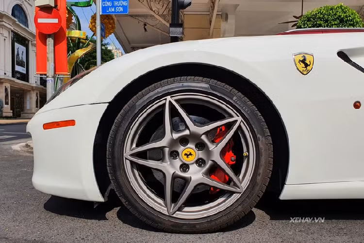 Tuy nhiên, sau khi về tay chủ nhân mới, siêu xe đã được dỡ bỏ lớp decal, giữ lại màu sơn trắng trong khi mâm xe hình ngôi sao 5 cánh chuyển sang màu xám kim loại, kết hợp cùm phanh màu đỏ tương phản.