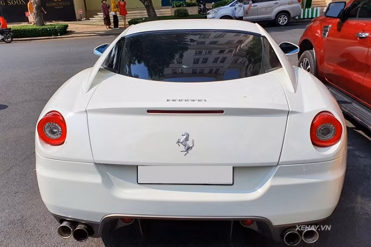 Sức mạnh của Ferrari 599 GTB đến từ động cơ hút khí tự nhiên V12 dung tích 6.0L, sản sinh công suất 612 mã lực và mô-men xoắn cực đại 608Nm. Đi kèm với hộp số sàn 6 cấp, siêu xe Ý có thể chạy nước rút từ 0-100 km/h chỉ trong 3,7 giây, trước khi cán tốc độ tối đa 330 km/h.