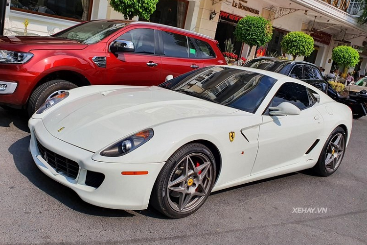 Là mẫu xe kế nhiệm của Ferrari 575 Maranello, Ferrari 599 GTB Fiorano sở hữu những đường nét thiết kế bay bổng, cuốn hút nhờ bàn tay của xưởng mốt danh tiếng Pininfarina.