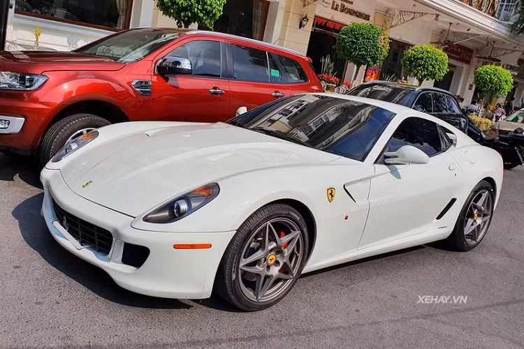 Là mẫu xe kế nhiệm của Ferrari 575 Maranello, Ferrari 599 GTB Fiorano sở hữu những đường nét thiết kế bay bổng, cuốn hút nhờ bàn tay của xưởng mốt danh tiếng Pininfarina.