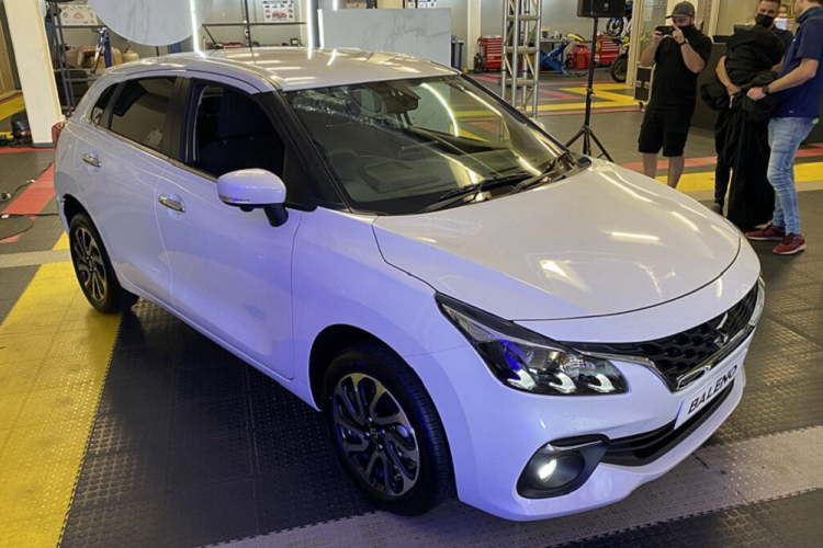 Không chỉ thay đổi thiết kế, Suzuki Baleno 2022 còn có kích thước lớn hơn thế hệ cũ. Cụ thể, xe sở hữu chiều dài 3.990 mm (tăng 5 mm), chiều rộng 1.745 mm, chiều cao 1.500 mm (giảm 10 mm), chiều dài cơ sở 2.520 mm và chiều cao gầm 151 mm.