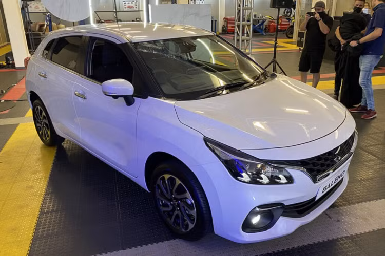 Không chỉ thay đổi thiết kế, Suzuki Baleno 2022 còn có kích thước lớn hơn thế hệ cũ. Cụ thể, xe sở hữu chiều dài 3.990 mm (tăng 5 mm), chiều rộng 1.745 mm, chiều cao 1.500 mm (giảm 10 mm), chiều dài cơ sở 2.520 mm và chiều cao gầm 151 mm.