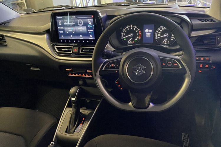 Trong khi đó, bản GLX cao cấp nhất có thêm hệ thống đèn LED từ trước ra sau, vành hợp kim 16 inch, tay nắm cửa mạ crôm, mở cửa không cần chìa khóa, màn hình hiển thị thông tin trên kính lái, màn hình thông tin giải trí dạng cảm ứng 9 inch, hỗ trợ Apple CarPlay/Android Auto, tính năng ra lệnh bằng giọng nói, camera 360 độ và 6 túi khí.