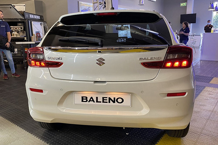Bên trong Suzuki Baleno 2022 là không gian nội thất nâng cấp với mặt táp-lô thiết kế 3 tầng hoàn toàn mới. Tiếp đến là vô lăng vát đáy thể thao, màn hình trung tâm nằm độc lập trên mặt táp-lô, bảng đồng hồ, núm xoay chỉnh điều hòa và ghế mới.