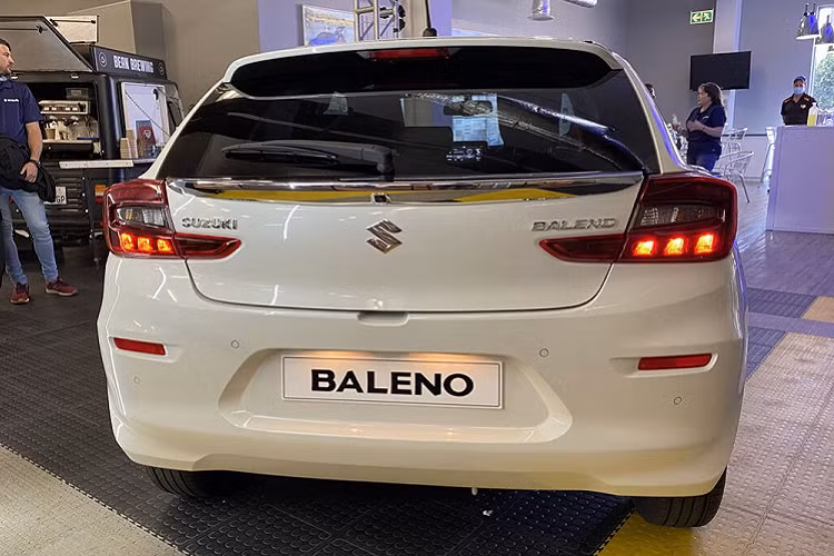 Bên trong Suzuki Baleno 2022 là không gian nội thất nâng cấp với mặt táp-lô thiết kế 3 tầng hoàn toàn mới. Tiếp đến là vô lăng vát đáy thể thao, màn hình trung tâm nằm độc lập trên mặt táp-lô, bảng đồng hồ, núm xoay chỉnh điều hòa và ghế mới.