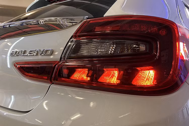 Ở bản GL tiêu chuẩn, mẫu xe hatchback hạng B này được trang bị màn hình cảm ứng 7 inch, hỗ trợ kết nối với điện thoại thông minh, ghế bọc nỉ, hệ thống điều hòa, 2 cổng USB, cửa gió điều hòa ở hàng ghế sau, cửa sổ/gương chiếu hậu chỉnh điện, vô lăng bọc da, tích hợp phím chức năng, hệ thống kiểm soát hành trình, hỗ trợ khởi hành ngang dốc và 2 túi khí trước.