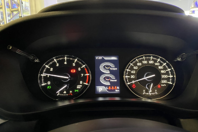 Đồng thời, so với xe tại Ấn Độ vốn dùng động cơ xăng 1.2L, Suzuki Baleno 2022 ở Nam Phi cũng mạnh hơn 13 mã lực. Động cơ của Suzuki Baleno 2022 ở Nam Phi kết hợp với hộp số tự động 4 cấp hoặc hộp số sàn 5 cấp. Đây là lần đầu tiên bản tiêu chuẩn của mẫu xe này được trang bị hộp số tự động.