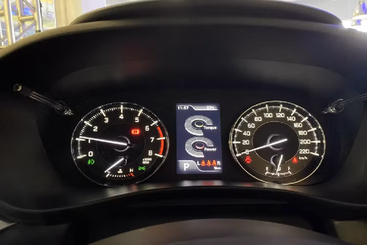 Đồng thời, so với xe tại Ấn Độ vốn dùng động cơ xăng 1.2L, Suzuki Baleno 2022 ở Nam Phi cũng mạnh hơn 13 mã lực. Động cơ của Suzuki Baleno 2022 ở Nam Phi kết hợp với hộp số tự động 4 cấp hoặc hộp số sàn 5 cấp. Đây là lần đầu tiên bản tiêu chuẩn của mẫu xe này được trang bị hộp số tự động.