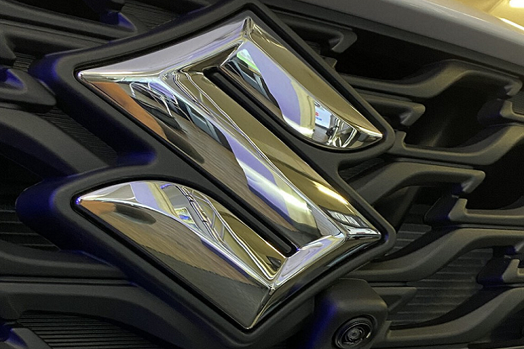 Trong khi đó, thiết kế sườn xe của Suzuki Baleno 2022 không thay đổi nhiều, trừ đường chân kính mạ crôm kéo dài hết cột C và vành la-zăng mới. Đằng sau, Suzuki Baleno 2022 có thay đổi lớn ở cụm đèn hậu và cản sau. Trong đó, đèn hậu của xe được thiết kế hình chữ "C", gợi liên tưởng đến Honda Civic thế hệ cũ.