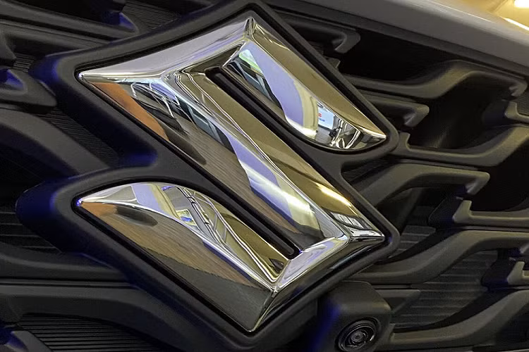 Trong khi đó, thiết kế sườn xe của Suzuki Baleno 2022 không thay đổi nhiều, trừ đường chân kính mạ crôm kéo dài hết cột C và vành la-zăng mới. Đằng sau, Suzuki Baleno 2022 có thay đổi lớn ở cụm đèn hậu và cản sau. Trong đó, đèn hậu của xe được thiết kế hình chữ "C", gợi liên tưởng đến Honda Civic thế hệ cũ.