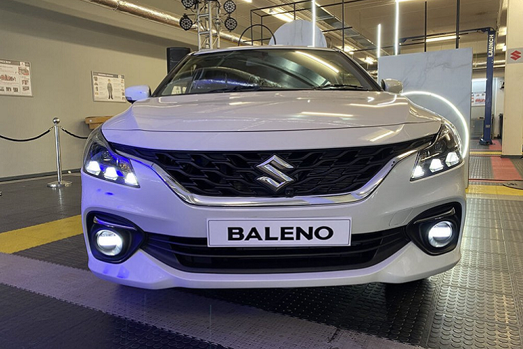 So với xe ở Ấn Độ, Suzuki Baleno 2022 bản quốc tế dành cho thị trường Nam Phi sở hữu thiết kế ngoại thất giống hệt. Do đó, xe cũng có lưới tản nhiệt rộng hơn với mắt lưới hình tổ ong góc cạnh và viền mạ crôm, đèn pha mới tích hợp đèn LED định vị ban ngày 3 chi tiết, nắp ca-pô hình vỏ sò phẳng hơn, cản trước cải tiến cũng như hốc đèn sương mù lớn hơn.