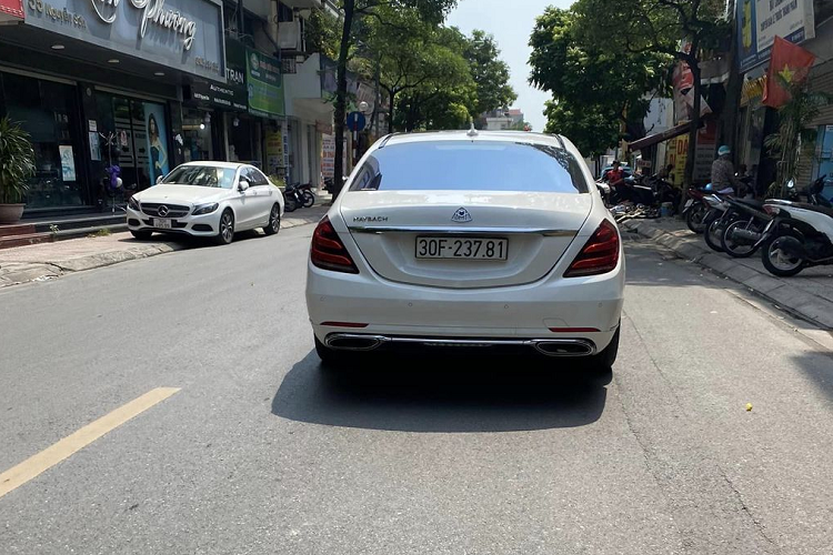 Điều đáng nói là khi nhìn kỹ biển số xe Mercedes-Benz S-Class giả sẽ phát hiện số 3 trên biển thực chất là số 8 nhưng được dán giấy trắng để “phù phép” thành số 3. Cộng đồng mạng tỏ ra rất bức xúc với hành động này của chủ xe, nhất là khi chiếc xe vi phạm là một mẫu xe hạng sang.