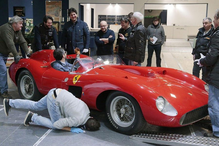 Đó là siêu xe Ferrari 335 s Spider Scaglietti trị giá 35 triệu USD (hơn 800 tỷ đồng) được Messi mua thành công trong một cuộc đấu giá vào năm 2016. Không chỉ gói gọn trong lĩnh vực bóng đá, Messi đang sở hữu một trong những chiếc xe đắt nhất lịch sử.
