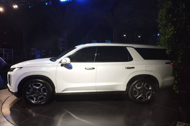 Ngoài ra, dải đèn LED này còn kéo dài xuống bên dưới, ăn sâu vào bên trong cụm đèn pha. Thiết kế này đẩy cụm đèn pha vào bên trong, sát với lưới tản nhiệt hơn trước. Trái với đầu xe, thiết kế bên sườn của Hyundai Palisade 2023 gần như không thay đổi, trừ bộ vành la-zăng. Trong khi đó, ở khu vực đuôi xe, mẫu SUV cỡ lớn này được bổ sung cản sau mới, tích hợp tấm ốp gầm dày hơn và đầu ống xả giả vuông vức.