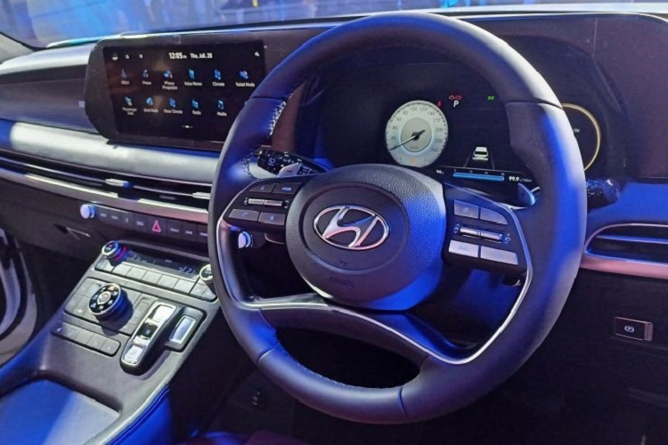 Ở bản cao cấp, xe sẽ được trang bị hệ thống cảnh báo áp suất lốp, hỗ trợ đèn pha, hỗ trợ tránh va chạm phía trước, cảnh báo khi người lái mất tập trung, cảnh báo khi phương tiện phía trước khởi hành, hệ thống kiểm soát hành trình thích ứng, hỗ trợ giữ làn đường, hỗ trợ bám làn đường, cảnh báo điểm mù, hỗ trợ tránh va chạm với phương tiện cắt ngang khi lùi, camera 360 độ và cảnh báo khoảng cách đỗ xe khi tiến/lùi.