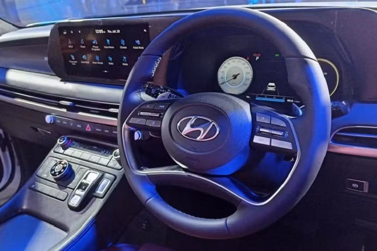 Ở bản cao cấp, xe sẽ được trang bị hệ thống cảnh báo áp suất lốp, hỗ trợ đèn pha, hỗ trợ tránh va chạm phía trước, cảnh báo khi người lái mất tập trung, cảnh báo khi phương tiện phía trước khởi hành, hệ thống kiểm soát hành trình thích ứng, hỗ trợ giữ làn đường, hỗ trợ bám làn đường, cảnh báo điểm mù, hỗ trợ tránh va chạm với phương tiện cắt ngang khi lùi, camera 360 độ và cảnh báo khoảng cách đỗ xe khi tiến/lùi.