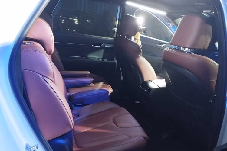 Ngoài những trang bị tiện nghi kể trên, Hyundai Palisade 2023 tại thị trường Indonesia còn có những tính năng an toàn như 6 túi khí, hệ thống cân bằng điện tử, hỗ trợ khởi hành ngang dốc, phanh tự động sau va chạm, trợ lực phanh, camera lùi, cảnh báo khoảng cách đỗ xe phía sau và cảnh báo va chạm khi mở cửa.