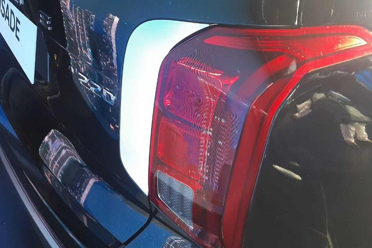 Ở bản Prime tiêu chuẩn, Hyundai Palisade 2023 sở hữu vành hợp kim 18 inch, lốp 245/60R18, lưới tản nhiệt màu tối, tay nắm cửa sơn cùng màu thân xe, hệ thống đèn LED phía trước, đèn hậu Halogen, màn hình đa thông tin 4,2 inch trong bảng đồng hồ, ghế bọc da, 2 ghế thương gia ở giữa, trần xe bọc nỉ, đèn thường trong nội thất, cửa sổ trời 1 mảnh chỉnh điện, ghế trước chỉnh điện/sưởi ấm/làm mát, hệ thống điều hòa tự động 3 vùng, hệ thống âm thanh 6 loa và dịch vụ kết nối BlueLink.