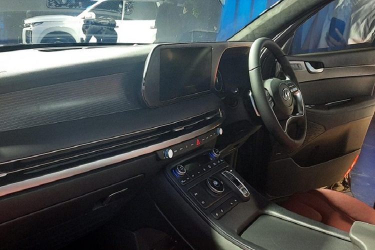 Trong khi đó, bản Signature được bổ sung lưới tản nhiệt mạ crôm màu tối, tay nắm cửa mạ crôm màu satin, hệ thống đèn LED xung quanh xe, bảng đồng hồ kỹ thuật số 12,3 inch, ghế bọc da Nappa, trần xe bọc da lộn, đèn nội thất dạng LED, cửa sổ trời 2 mảnh chỉnh điện, ghế lái nhớ vị trí, hàng ghế thứ hai sưởi ấm/làm mát, sạc điện thoại không dây chuẩn Qi, rèm che nắng cho hàng ghế sau, cửa cốp chỉnh điện rảnh tay và hệ thống âm thanh Infinity 12 loa.