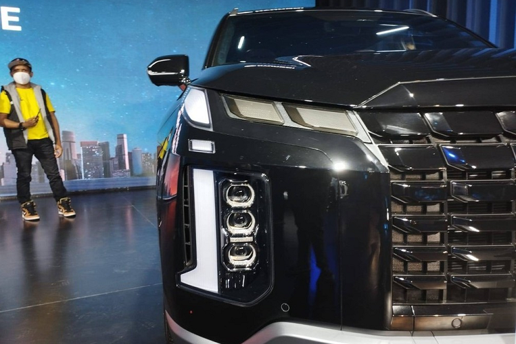 Tương tự xe ở thị trường Bắc Mỹ và Hàn Quốc, Hyundai Palisade 2023 cũng được thay đổi đáng kể trong thiết kế ngoại thất. Theo đó, xe được trang bị lưới tản nhiệt Cascading Grille rộng hơn với mắt lưới mạ crôm nổi bật hơn. Tương tự lưới tản nhiệt, hốc gió trung tâm bên dưới cũng đã được mở rộng và bao quanh bằng viền dày dặn. Nối liền với lưới tản nhiệt là dải đèn LED định vị ban ngày của xe.