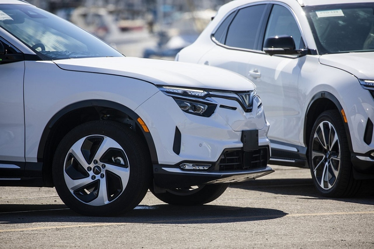 Tại Việt Nam, giá xe VinFast VF8 giá bán ra từ 1,057 triệu đồng, chưa gồm gói hỗ trợ người lái ADAS và Smart Service (giá 132 triệu đồng), dự kiến được bàn giao đến khách hàng Việt vào cuối năm 2022. Người mua VinFast VF8 sẽ được hưởng nhiều chính sách hấp dẫn khác gồm bảo hành 10 năm, thay pin miễn phí khi tỷ lệ sạc và xả của pin xuống dưới 70%, thuê pin với chi phí thuê pin cùng nạp điện ngang với xe xăng.