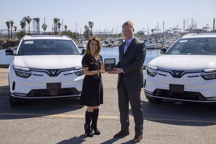 VinFast VF8 chạy điện sẽ có các tính năng tự lái cấp độ 2+ trên các phiên bản Eco và Plus, cấp độ 3 và 4 cho phiên bản Premium, cùng các ứng dụng tiện ích và giải trí thông minh như bộ ứng dụng Ngôi nhà thông minh, Văn phòng di động, Mua sắm trên xe, Giải trí trên xe...