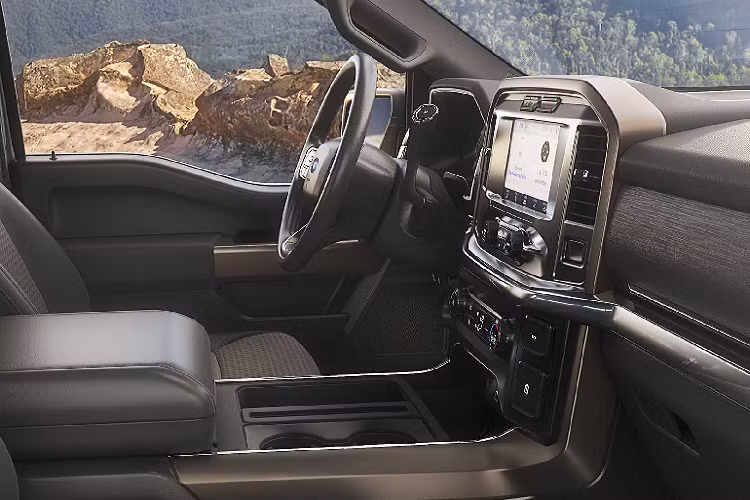 Để đảm bảo khả năng chạy off-road, Ford F-150 Rattler 2023 được trang bị tấm ốp bảo vệ gầm dưới cản trước/sau, giảm xóc hiệu chỉnh đặc biệt, khóa vi sai điện tử trên cầu sau và hệ thống hỗ trợ đổ đèo. Theo ông Todd Eckert, giám đốc marketing của mảng xe bán tải Ford, F-150 Rattler kết hợp giữa những trang bị off-road, vẻ ngoài cao cấp và khả năng vận hành mạnh mẽ.