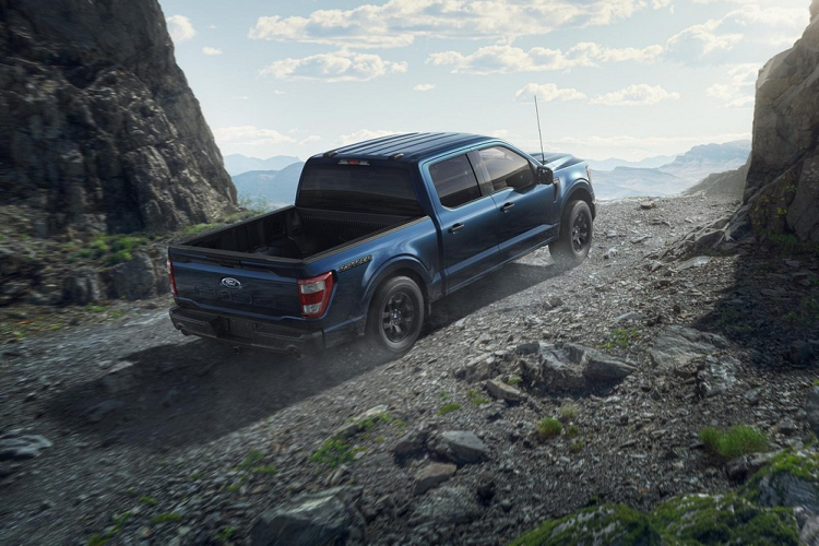 Khi mua Ford F-150 Rattler 2023, khách hàng Mỹ có thể chọn 1 trong 4 loại động cơ. Thứ nhất là khối động cơ xăng EcoBoost V6, dung tích 2.7L, sản sinh công suất tối đa 325 mã lực. Thứ hai là động cơ xăng V8, dung tích 5.0L với công suất tối đa 400 mã lực. Tiếp theo là động cơ xăng EcoBoost V6, dung tích 3.5L hoặc hệ truyền động hybrid PowerBoost 3.5L. Giá xe Ford F-150 Rattler 2023 chưa được công bố, xe sẽ chính thức được bày bán tại thị trường Mỹ vào mùa thu năm nay.