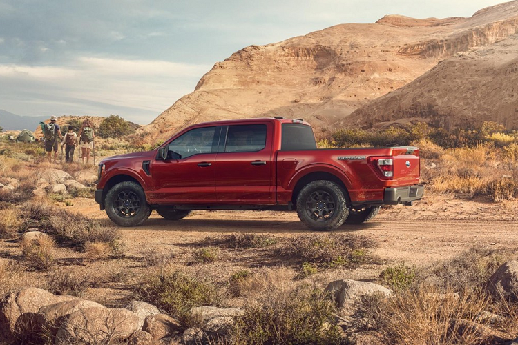 Để tăng thêm lựa chọn cho khách hàng, hãng Ford đã chính thức tung ra F-150 Rattler 2023. Đây là mẫu xe bán tải vừa có khả năng chạy off-road vừa có giá "mềm". Được phát triển dựa trên F-150 XL, Ford F-150 Rattler 2023 ra đời nhằm thu hút "những khách hàng yêu thích phiêu lưu, đang tìm kiếm một mẫu xe bán tải phong cách với hệ dẫn động 4 bánh tiêu chuẩn".