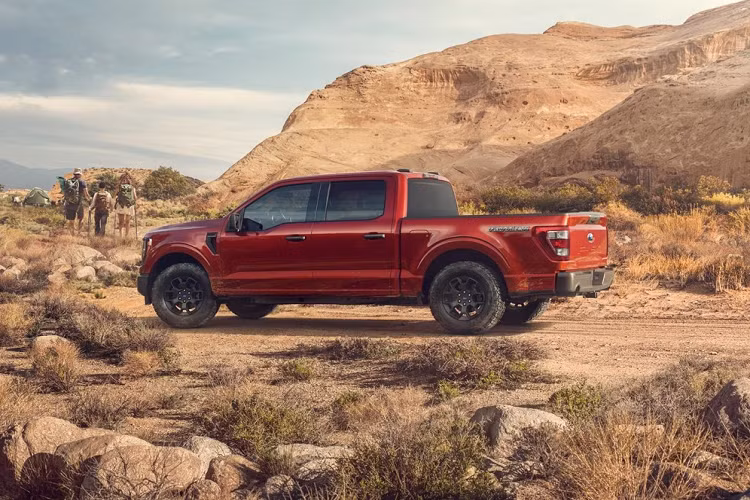 Để tăng thêm lựa chọn cho khách hàng, hãng Ford đã chính thức tung ra F-150 Rattler 2023. Đây là mẫu xe bán tải vừa có khả năng chạy off-road vừa có giá "mềm". Được phát triển dựa trên F-150 XL, Ford F-150 Rattler 2023 ra đời nhằm thu hút "những khách hàng yêu thích phiêu lưu, đang tìm kiếm một mẫu xe bán tải phong cách với hệ dẫn động 4 bánh tiêu chuẩn".