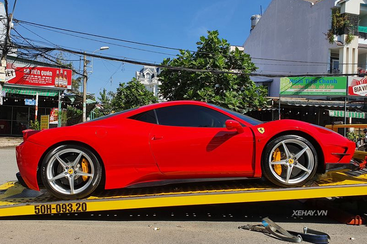 "Trái tim" của Ferrari 458 Italia tại Việt Nam là khối động cơ hút khí tự nhiên V8 4.5L sản sinh công suất 570 mã lực và mô-men xoắn cực đại 540 Nm, sức mạnh này giúp siêu xe dễ dàng tăng tốc từ 0-100 km/h trong 3,4 giây trước khi đạt tốc độ tối đa 325 km/h.