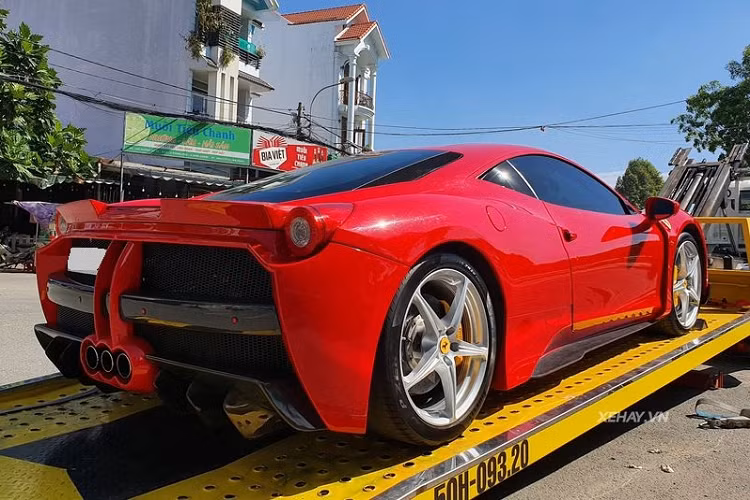 Với gói độ của Misha Designs, 458 Italia trở nên hấp dẫn và hầm hố hơn rất nhiều nhờ các vòm bánh xe mở rộng, nẹp sườn làm bằng sợi carbon, các cản va trước/sau tinh chỉnh hay nắp ca-pô sửa đổi.